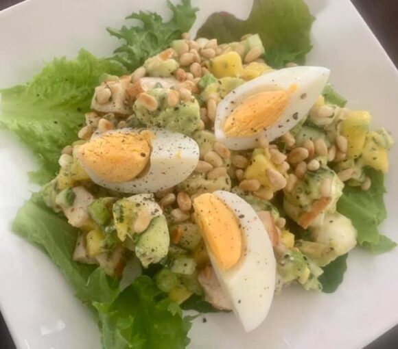 Salade met mango, avocado en mozzarella