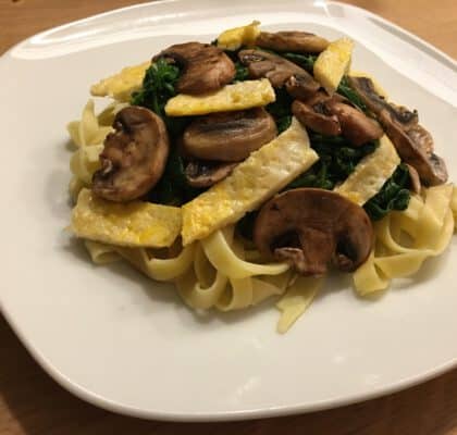 Tagliatelle met champignons en spinazie uit de wok