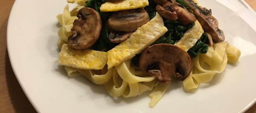 Tagliatelle met champignons en spinazie uit de wok
