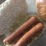 Broodje knakworst met zelf gemaakte hotdogsaus