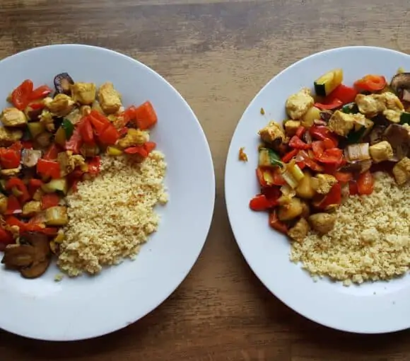 Couscous met kipkerrie en groente uit de wok