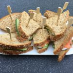 Mini sandwiches met zalm en komkommer