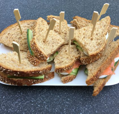 Mini sandwiches met zalm en komkommer