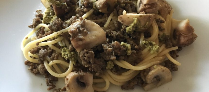 Pasta pesto met gehakt en champignons