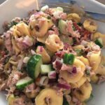 Tortellini salade met tonijn en knoflooksaus