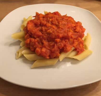 Vegetarische pasta met tomatensaus
